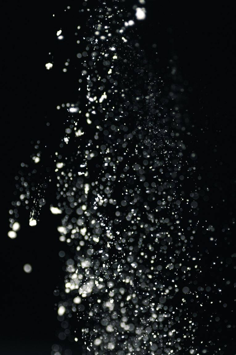 A picture containing water, drop, drizzle, precipitation

Description automatically generated